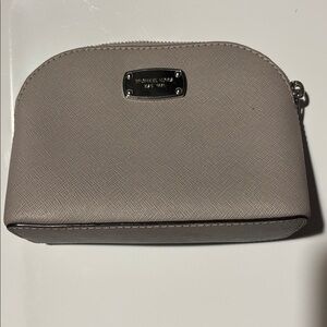 ☑️Michael Kors Cindy travel pouch